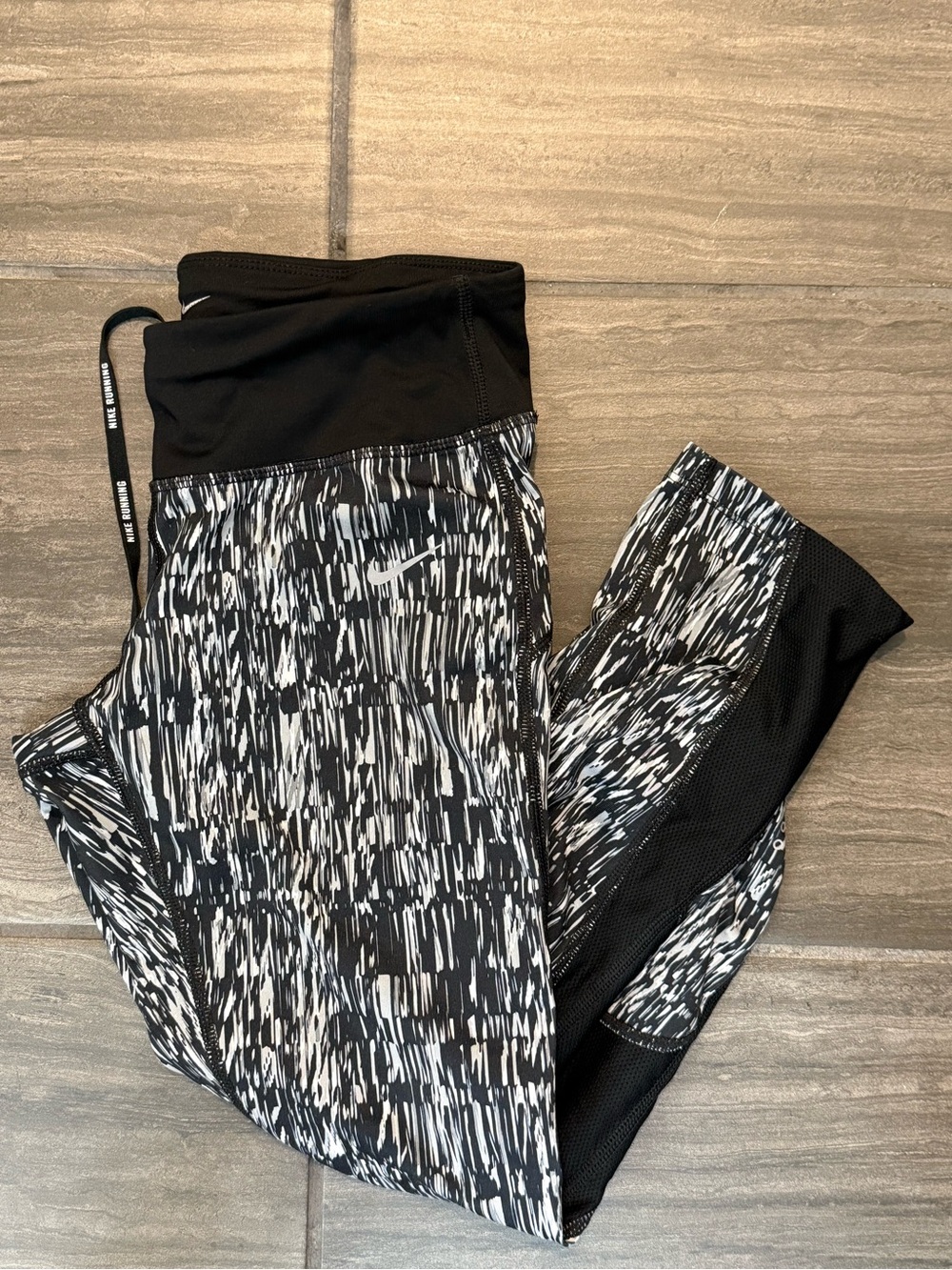 women's Nike Dri-FIT black and white graphic running crop leggings